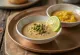 Salsa de sésamo y lima con alcaparras servida