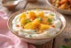 Raita de mango fresco servido en un bol con hojas de menta