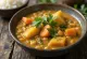 Sambar de coco decorado con cilantro fresco