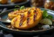 Mango a la brasa con miel y especias servido