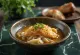 Sujebi de pescado seco, sopa de pasta coreana con pescado seco y puerro