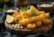Yuca Frita con salsa de ajo, servida con perejil