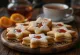 Galletas Linzer de canela y naranja servidas