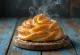 Pastel chimenea (Kürtőskalács) dorado al horno con azúcar y canela