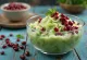 Cendol con judías rojas, decorado con leche de coco fresca y hoja de pandan