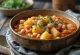 Fasolada espesada con patata, servida en una rica sopa de alubias con orégano fresco