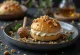 Bao bun dulce con guirlache y miel servido