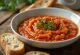 Salsa de tomate con estragón y canela servida