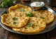 Besan thepla, servido con cilantro fresco y chile, crujiente y delicioso