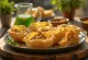 Pani puri relleno de judías mungo, plato indio con salsa de tamarindo y hojas de menta