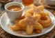 Churros con caramelo, servidos con salsa de caramelo