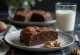 Bizcocho esponjoso de nuez y cacao servido