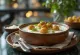 Raita de pepino y mijo servida, salsa de yogur refrescante con pepino y especias
