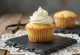Cupcakes de vainilla sin azúcar recién horneados