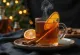 Ponche caliente de canela en taza con rodaja de naranja
