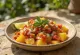 Papas chorreadas en versión vegana, con cremosa salsa de leche de coco y cilantro fresco