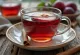 Té de ciruela y canela en taza humeante