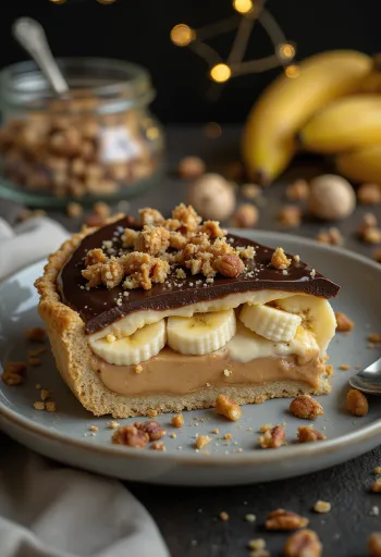 Tarta de plátano y cacahuete decorada con chocolate y avellanas