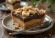 Tarta de plátano y cacahuete decorada con chocolate y avellanas