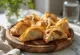 Samosas de champiñones y nueces servidas