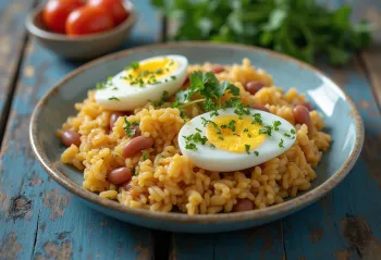 Baião de dois con huevo, servido con cilantro fresco