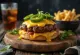 Hamburguesa con queso y chili, carne jugosa y jalapeños picantes