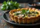 Quiche de champiñones y espinacas recién horneada