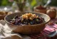 Anjeer ka Halwa con ricos sabores a higo, frutos secos tostados y agua de rosas.