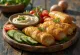 Bandeja de meze fresca con börek, hummus, queso feta y verduras