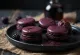 Macarons de chocolate y licor de mora emplatados