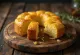 Bolo de fubá con queso, pastel dorado servido con queso rico