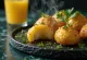 Coxinha con patata, plato brasileño relleno de queso con patata crujiente