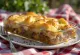 Patatas gratinadas con carne servidas en fuente