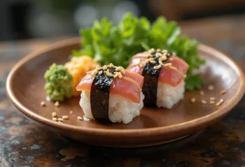 Omusubi de atún y mayonesa con alga nori y sésamo