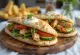 Sándwich de pita relleno con pollo a la parrilla y verduras frescas