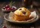Muffins de cereza frescos horneados hasta dorarse, espolvoreados con azúcar glas