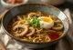 Bol de ramen con setas asadas, fideos y guarniciones