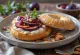 Bagel de ciruela y mazapán servido