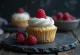 Cupcakes de chocolate blanco y frambuesa servidos