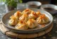 Kimchi mandu servido dorado, empanadillas rellenas crujientes por fuera y picantes por dentro
