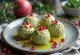 Pkhali de judías verdes servido con cilantro fresco y granada