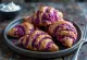 Bollitos de remolacha y queso servidos