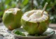 Agua de coco fresca en un coco verde