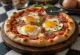 Pizza alla pancetta e uova con huevo
