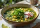 Pozole con espinacas, sopa mexicana con espinacas