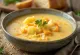 Chowder cremoso de queso y patata servido caliente