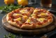 Pizza Hawaiana para amantes de la carne servida con extra de jamón y beicon