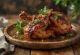 Pollo entero ahumado a la barbacoa con piel dorada