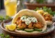 Gyros en pita servido con verduras frescas y salsa tzatziki