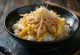 Oyakodon con katsuobushi servido sobre arroz cocido, rico en sabores